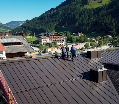 Dachdecker am Dach von der Villa Alpin in Großarl © Agentur Tintifax