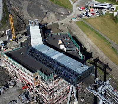 Dachdeckerarbeiten bei der Mittelstation in Großarl © Agentur Tintifax