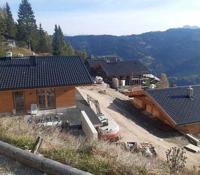 Dachdeckerarbeiter von Dach Heigl Chalet Grünholz in Mühlbach