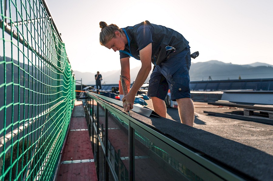 Dachdecker aus Großarl bei der Arbeit © Agentur Tintifax