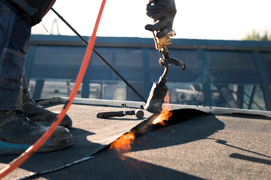 DDachdecker beim Abdichten © Agentur Tintifax