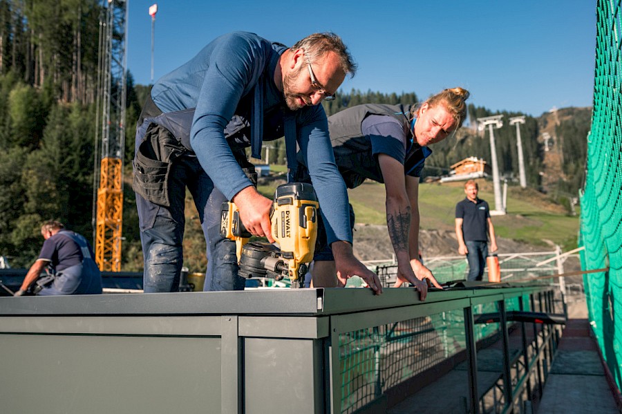 Dachdecker mit Sicherheitsnetz © Agentur Tintifax