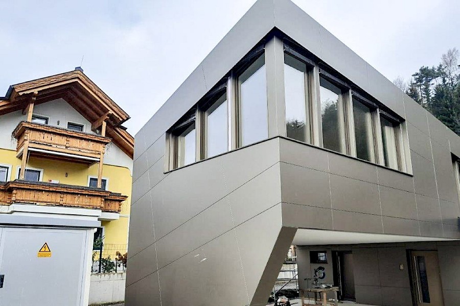Fassadenbau mit dem Material Aluverbundplatte bei einem Einfamilienhaus in Pfarrwerfen
