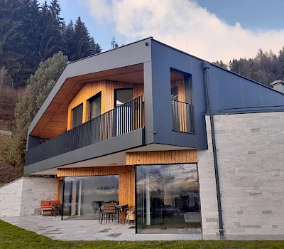 Einfamilienhaus mit Fassadenbau