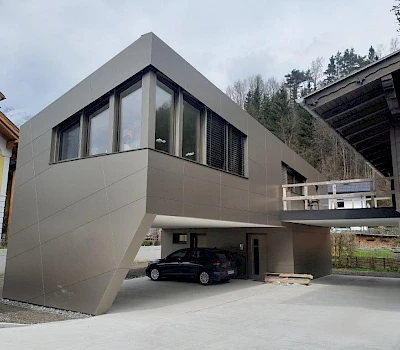 Fassadenbau mit Aluverbundplatte für ein Einfamilienhaus in Pfarrwerfen