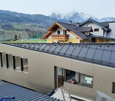 Einfamilienhaus mit Fassade gestaltet von Dach Heigl