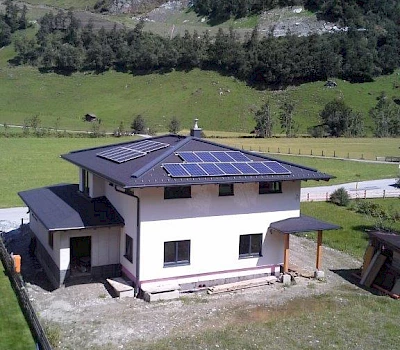 Einfamilienhaus mit Aufdach PV-Anlage auf Bitumenschindel