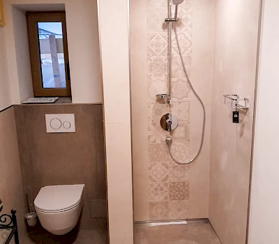 Toilette und Dusche