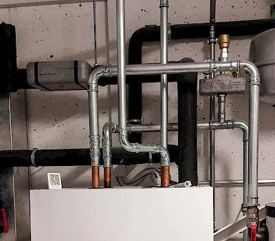 Grundwasserpumpe und Leitungen